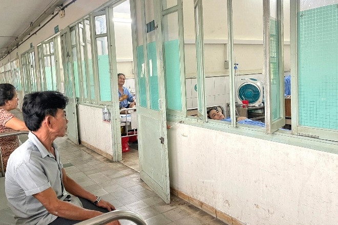 Người chồng khuyết tật chăm vợ ung thư: Chúng tôi đã