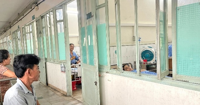 Người chồng khuyết tật chăm vợ ung thư: Chúng tôi đã 'hết cửa' vay mượn rồi!