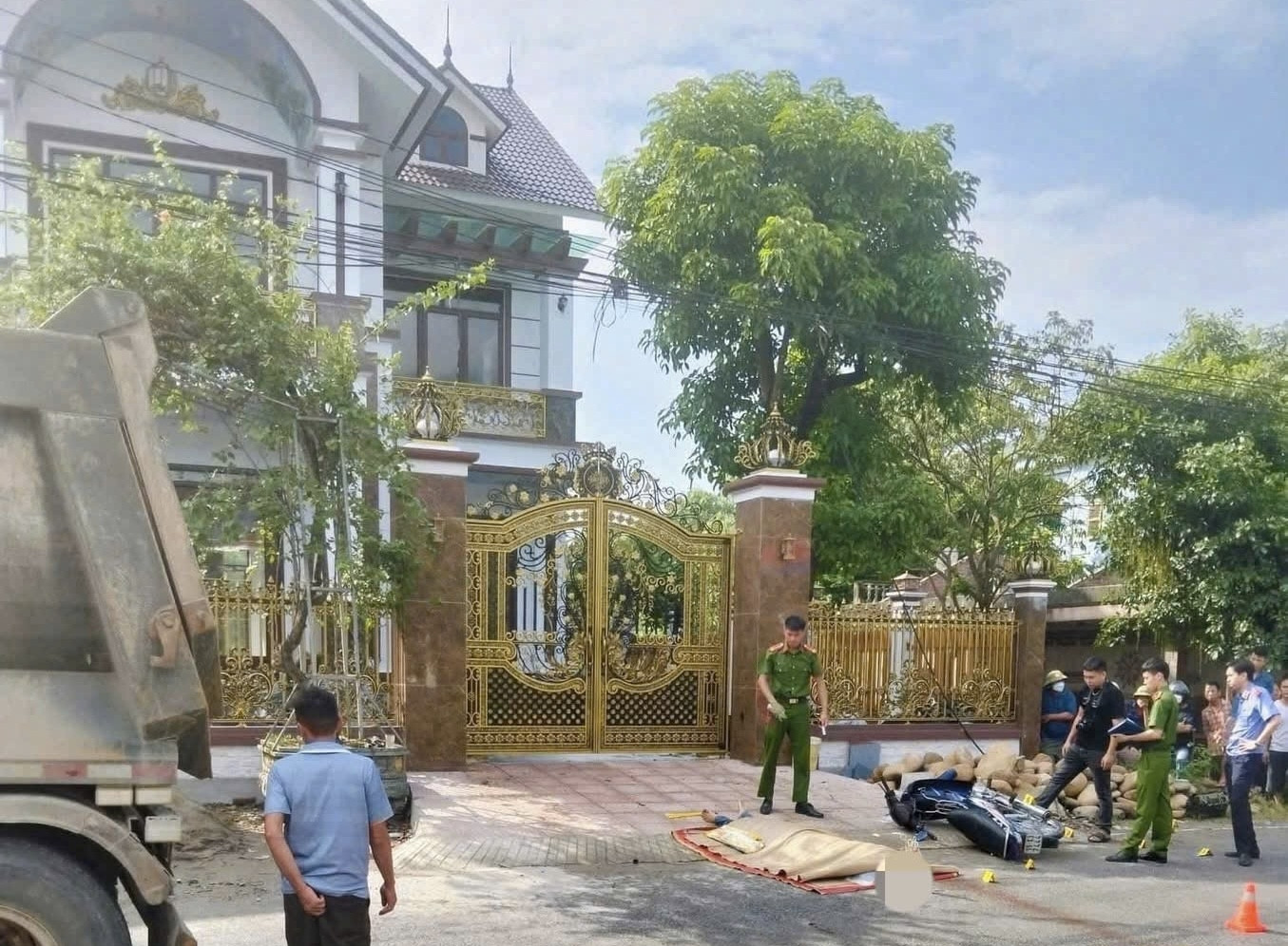 Va chạm xe đầu kéo, người đàn ông tử vong trước cửa căn biệt thự