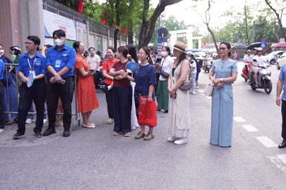 Người mẹ từ TPHCM bay ra Hà Nội, tiếp sức cho con trong kỳ thi THPT 2025