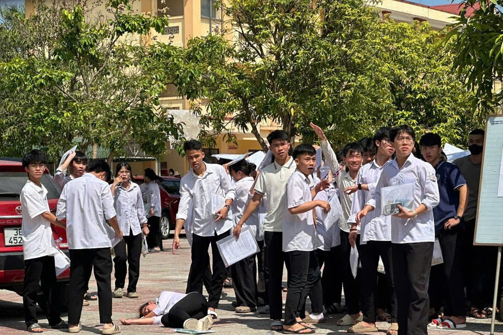Nữ sinh ngất xỉu giữa sân trường sau giờ thi tốt nghiệp THPT 2025 môn Văn