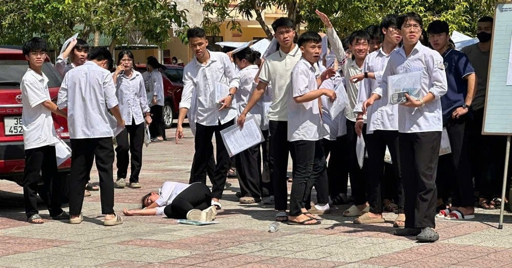 Nữ sinh ngất xỉu giữa sân trường sau giờ thi tốt nghiệp THPT 2025 môn Văn