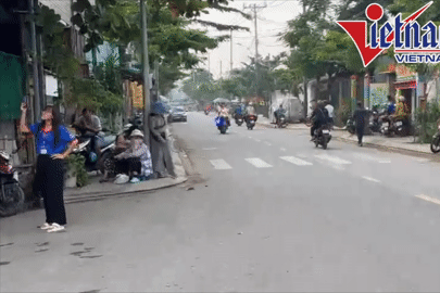 Nữ sinh quên giấy tờ dự thi tốt nghiệp THPT, thiếu tá CSGT lái mô tô hỗ trợ khẩn