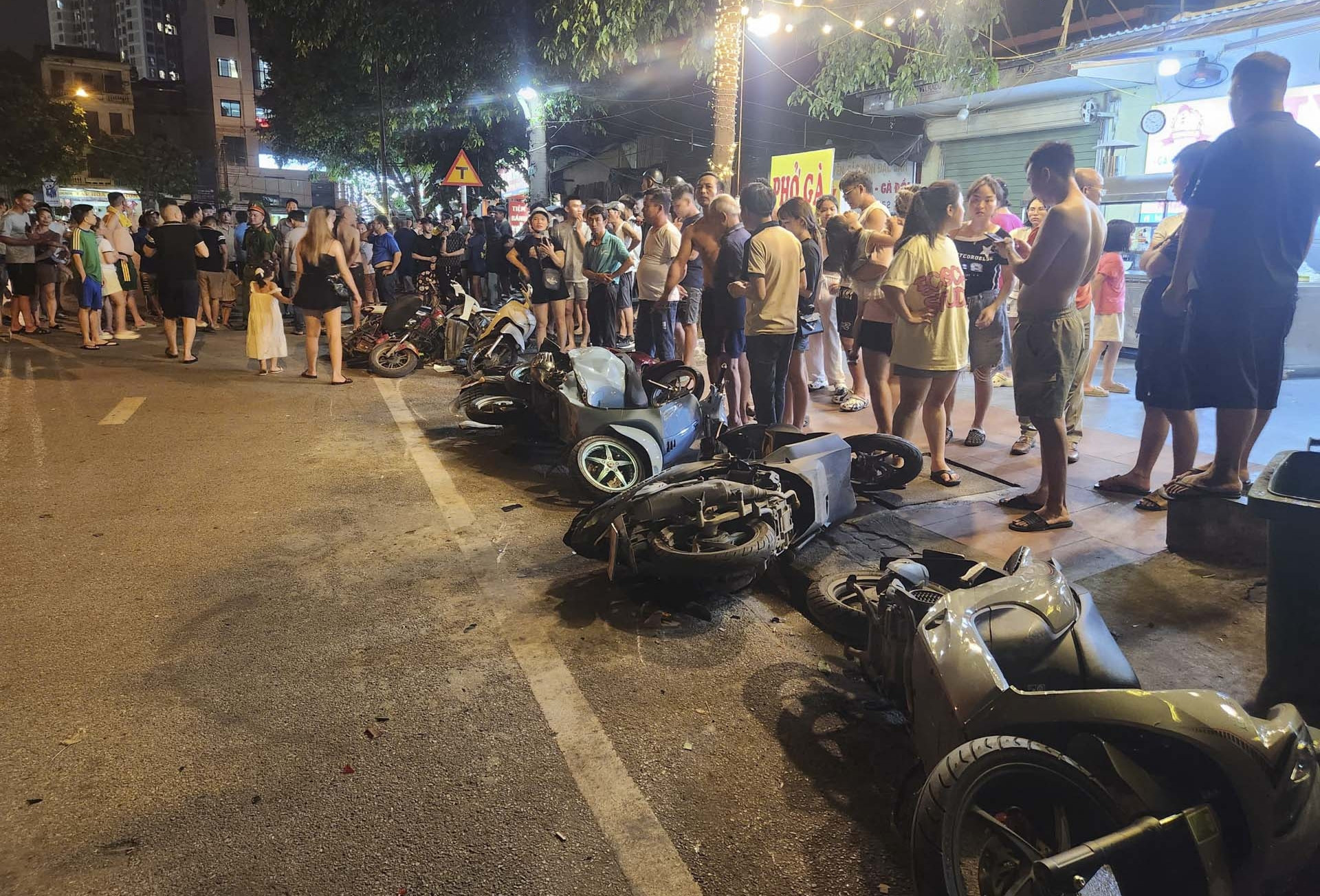 Ô tô mất lái húc văng người dân, xe máy nằm la liệt giữa phố