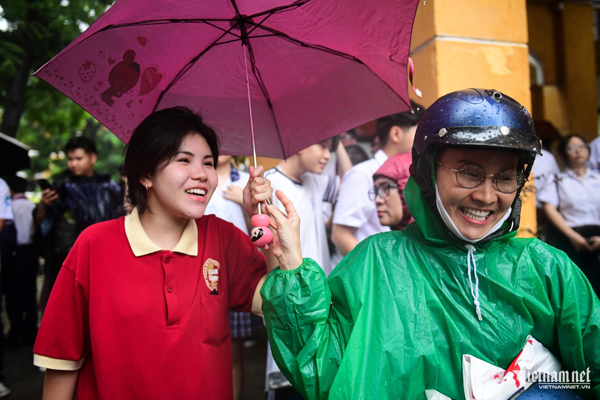 Sĩ tử ở TPHCM đội mưa về nhà sau bài thi môn Toán tốt nghiệp THPT 2025