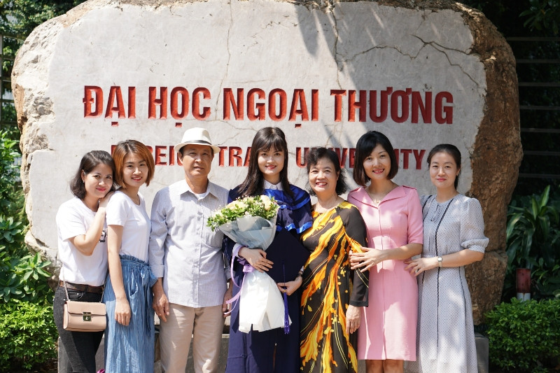 Thảo Trang chụp hình cùng bố mẹ và 4 chị gái vào ngày tốt nghiệp.jpg