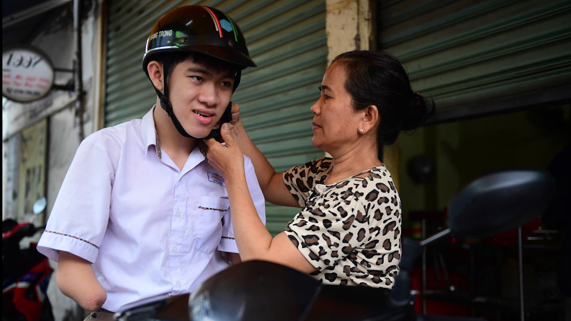 Cụt tứ chi, sĩ tử tại TPHCM vẫn quyết tâm tự viết bài thi môn Văn