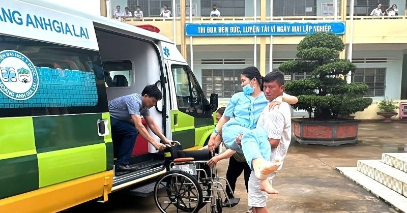 Thí sinh gặp nạn, được đưa đến điểm thi tốt nghiệp THPT 2025 bằng xe cấp cứu