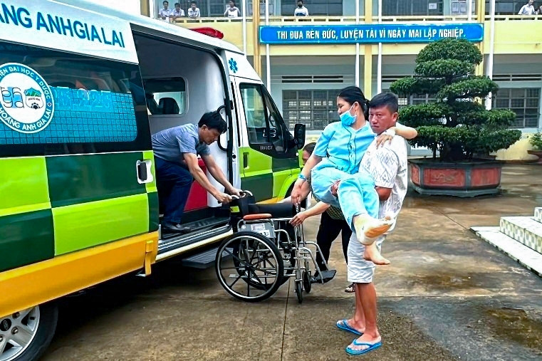 Thí sinh gặp nạn, được đưa đến điểm thi tốt nghiệp THPT 2025 bằng xe cấp cứu