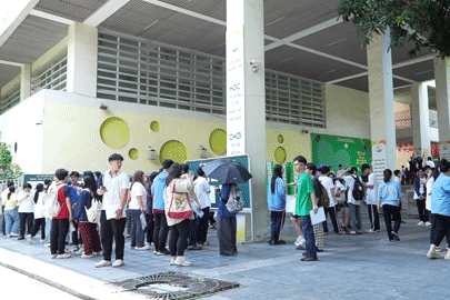 Thí sinh lo lắng, đi chùa cầu may trước thềm kỳ thi THPT năm 2025