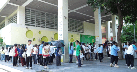 Thí sinh lo lắng, đi chùa cầu may trước thềm kỳ thi THPT năm 2025