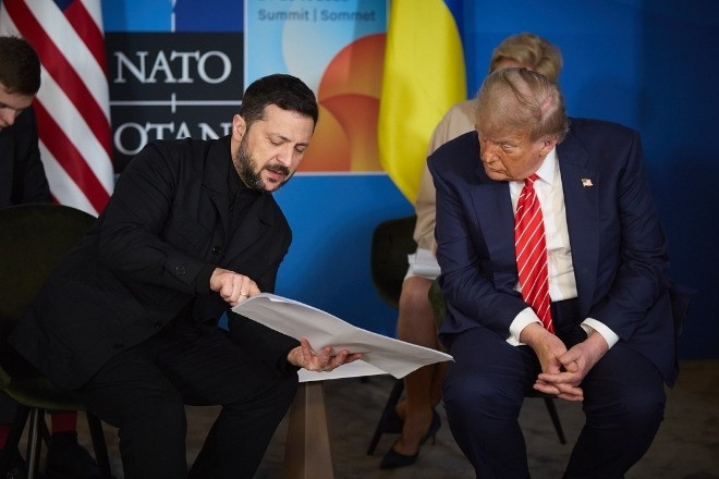 Tổng thống Ukraine gây chú ý khi mặc vest để gặp ông Trump