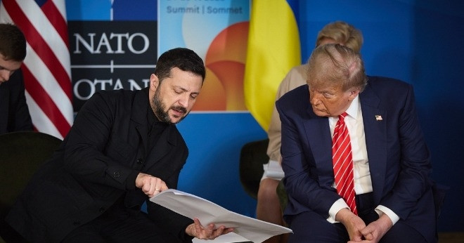 Tổng thống Ukraine gây chú ý khi mặc vest để gặp ông Trump