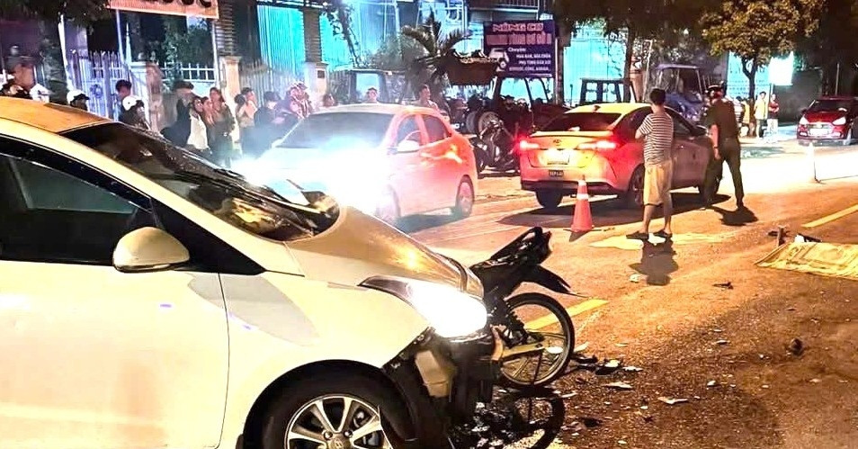 Tông vào ô tô trong đêm, 2 thanh thiếu niên tử vong