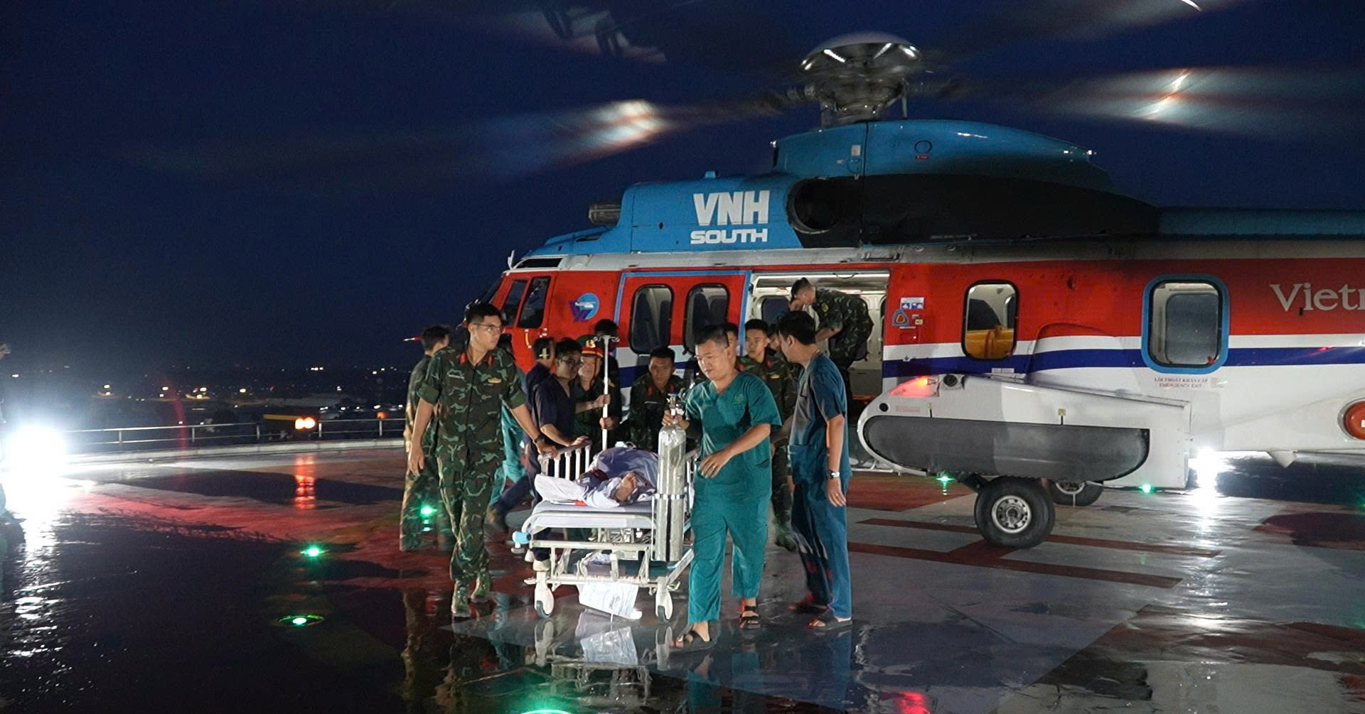 Trực thăng đưa ngư dân bị nhiễm trùng ổ bụng nặng đi cấp cứu