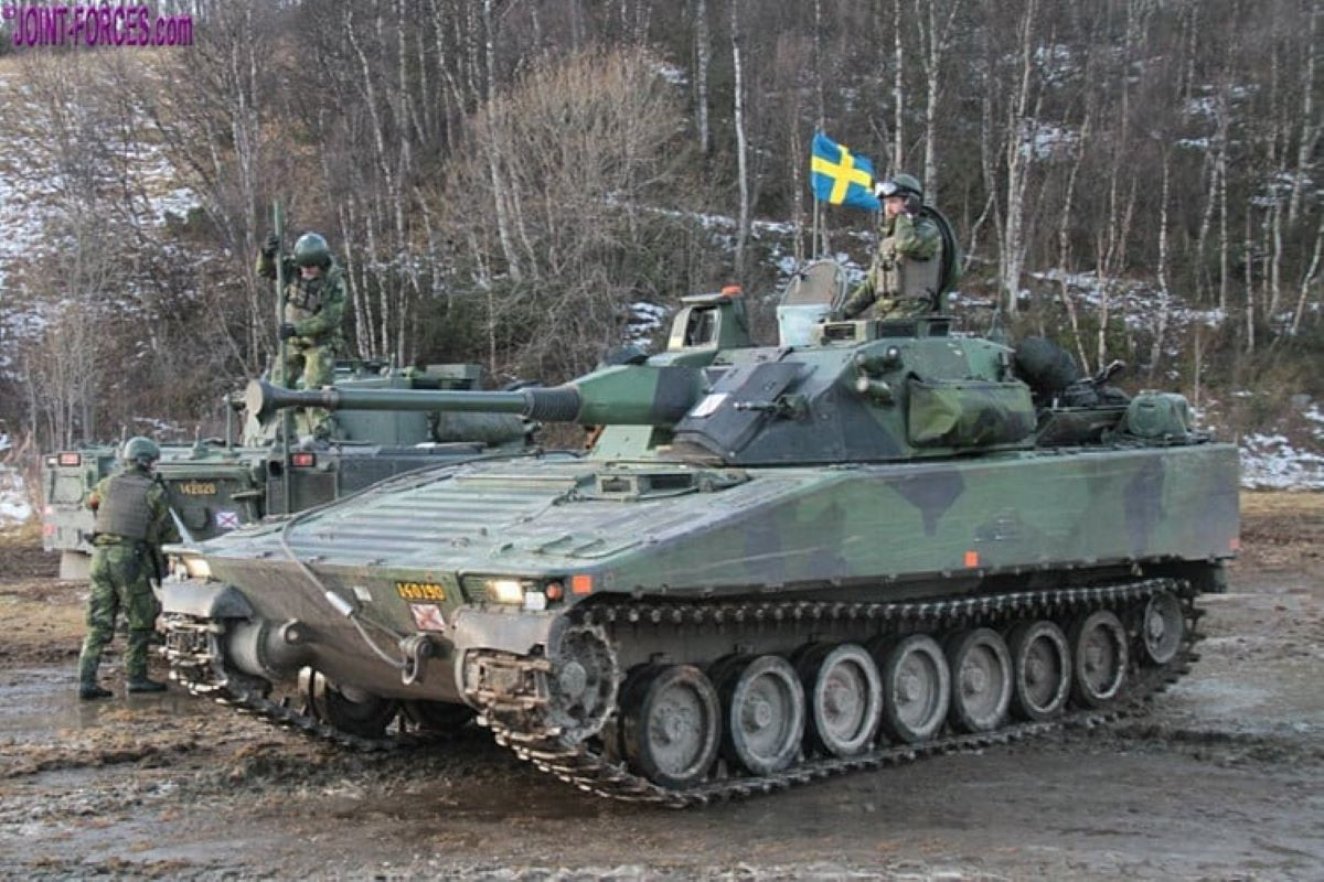 Xe tăng CV90 Ukraine.jpg