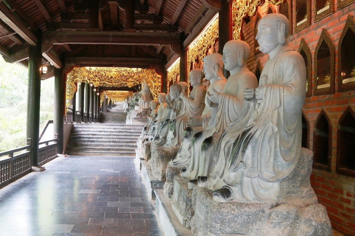 2.500 tấn đá nguyên khối tạc hành lang tượng La Hán dài nhất châu Á