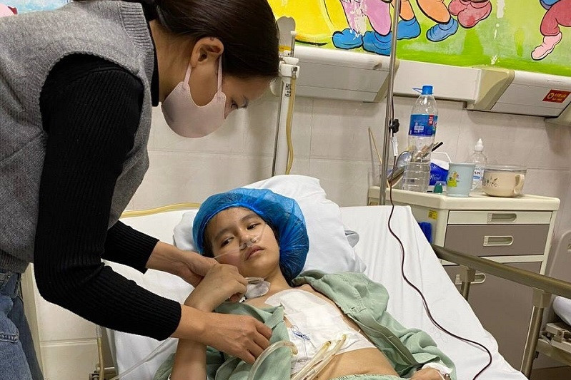 Bạn đọc giúp đỡ gia đình có con gái bệnh tim, chồng bị tai nạn hơn 57 triệu đồng