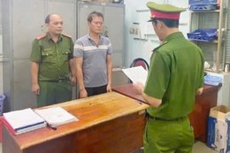 Bắt khẩn cấp người đàn ông kéo sập cửa nhà hàng xóm vì bị nhắc hát karaoke ồn ào