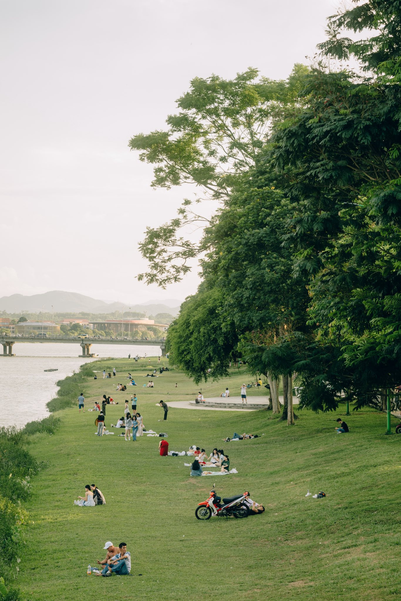 công viên bờ sông Huế.jpg