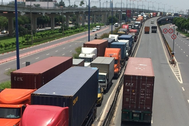 Cửa ngõ TPHCM lại tê liệt từ sáng đến trưa, nghìn xe 'chôn chân' tìm lối thoát