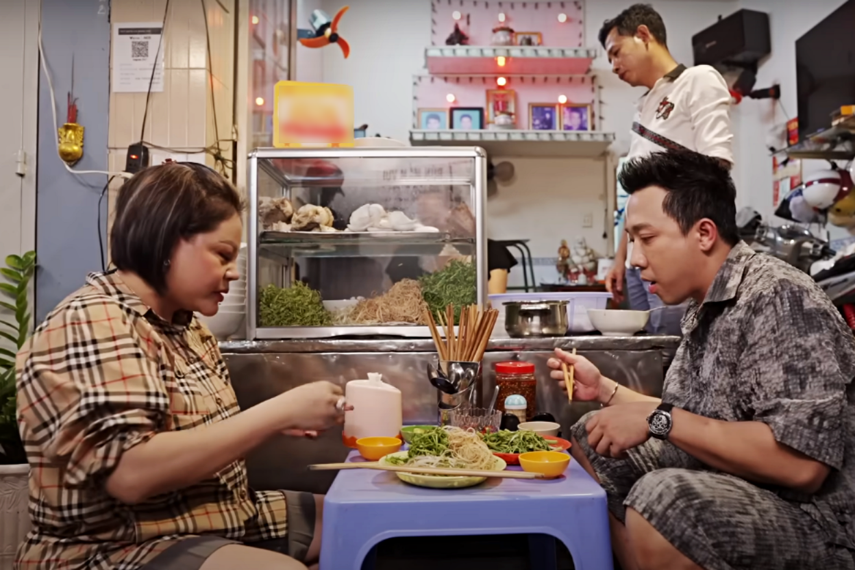 Danh hài Trấn Thành khen ngon, quán ăn núp hẻm đông khách từ sáng đến chiều tối