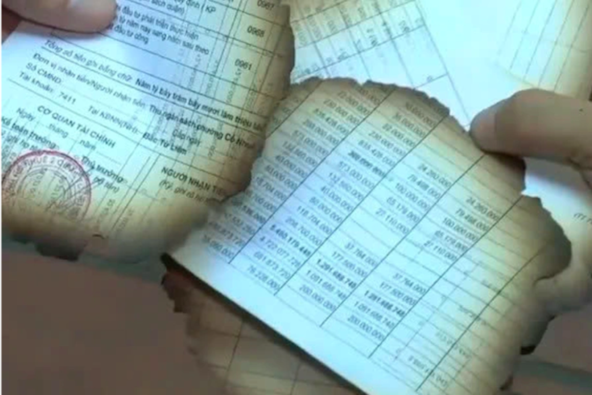 Hà Nội yêu cầu công an xác minh vụ đốt tài liệu có dấu đỏ cạnh trụ sở phường