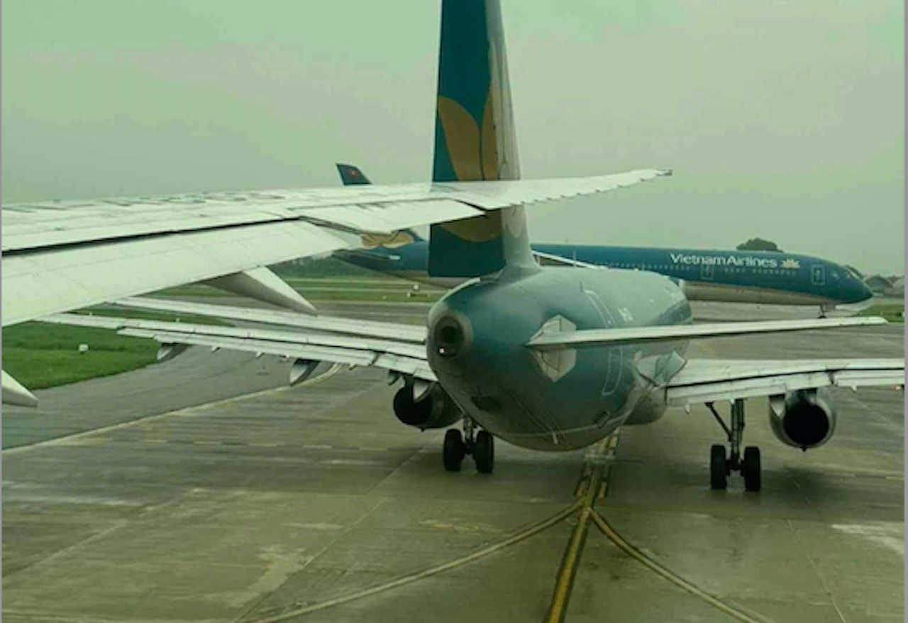 Hai máy bay va vào nhau tại sân bay Nội Bài