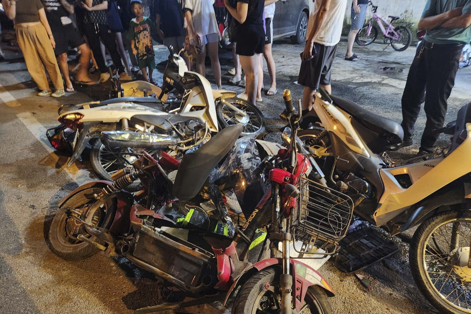 Hiện trường vụ tài xế có nồng độ cồn kịch khung lái xe tông liên hoàn ở Bắc Ninh