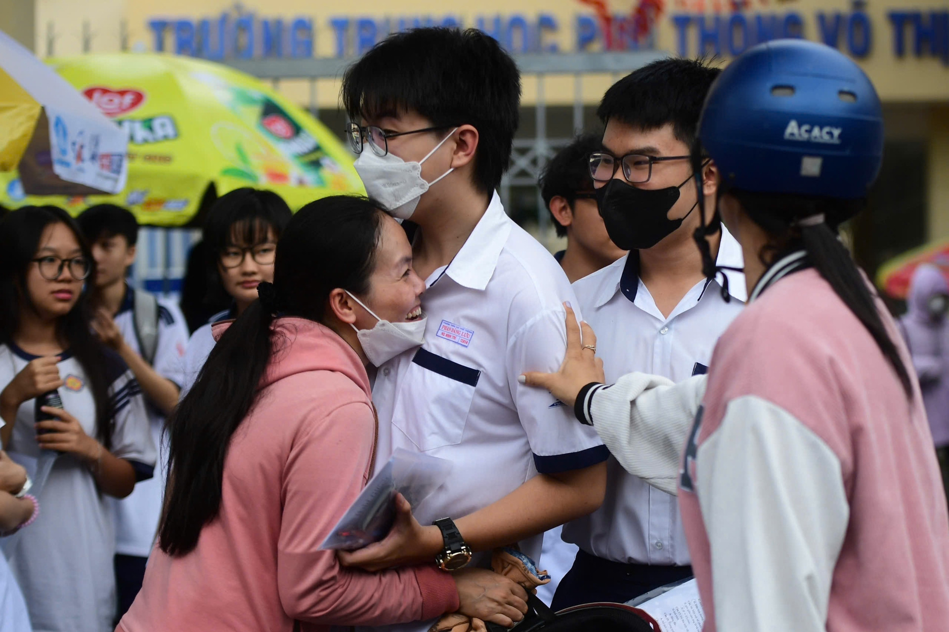 Muôn vàn cảm xúc của sĩ tử trong ngày cuối thi tốt nghiệp THPT 2025
