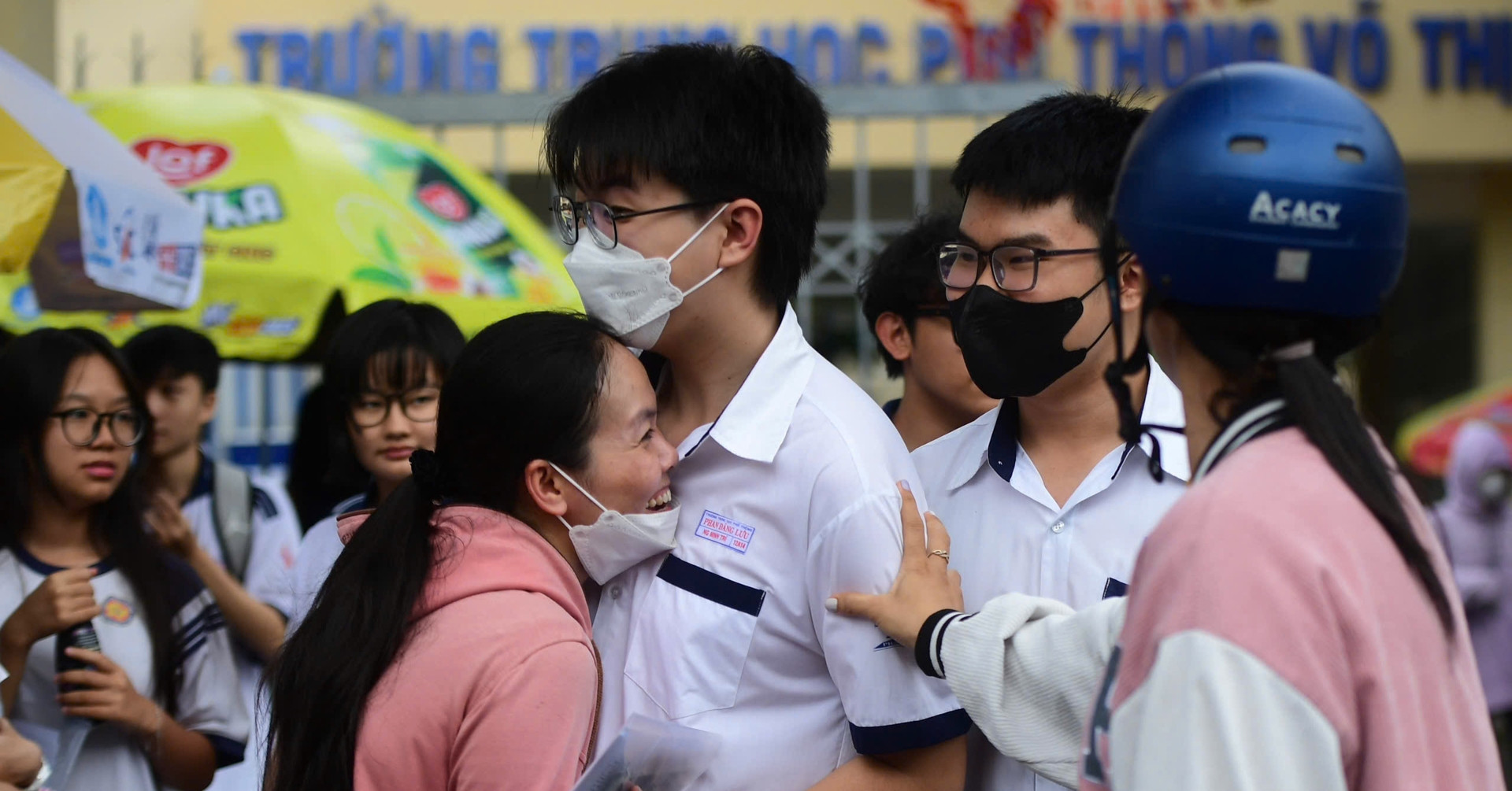 Muôn vàn cảm xúc của sĩ tử trong ngày cuối thi tốt nghiệp THPT 2025