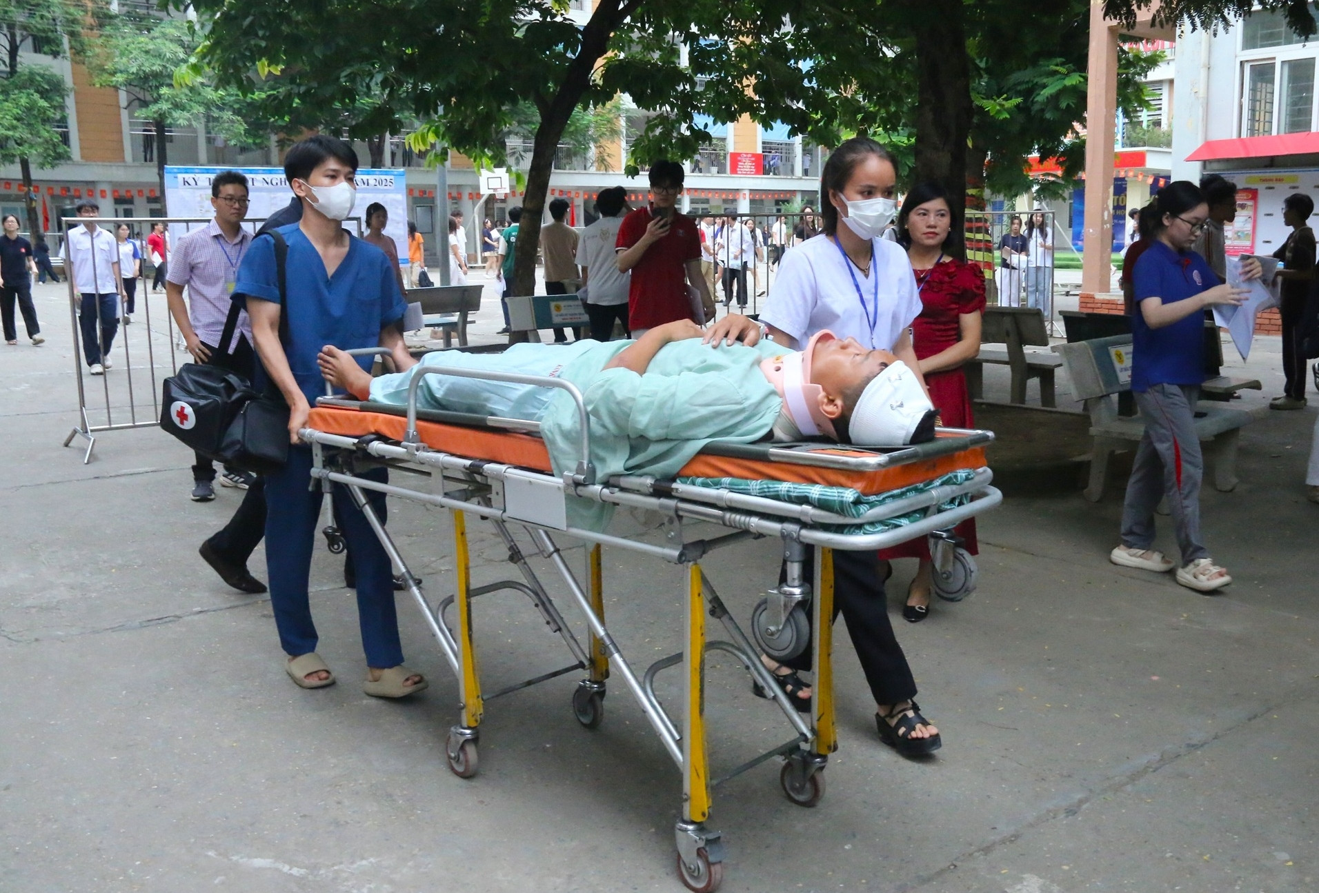 Nam sinh nằm cáng làm bài thi tốt nghiệp THPT vì gặp tai nạn giao thông sau ngày thi đầu