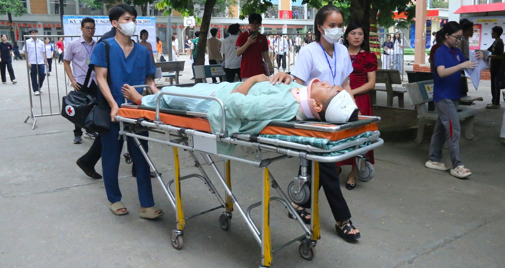 Nam sinh nằm cáng làm bài thi tốt nghiệp THPT vì gặp tai nạn giao thông sau ngày thi đầu