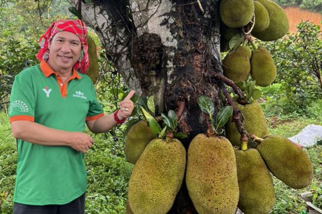 Nghệ sĩ Quang Thắng khoe 'gia tài', Việt Hương ôm hôn chồng đắm đuối