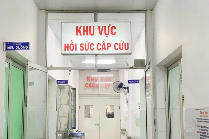 Người đàn ông khập khiễng vào cầu cứu bác sĩ vì lý do khó nói