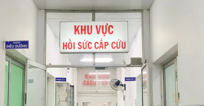 Người đàn ông khập khiễng vào cầu cứu bác sĩ vì lý do khó nói