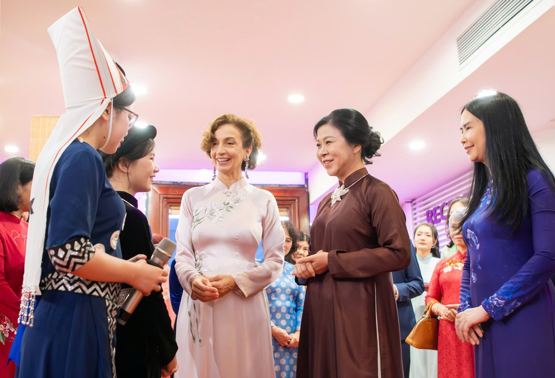 Phu nhân Ngô Phương Ly cùng Tổng Giám đốc UNESCO xem tranh, thưởng trà