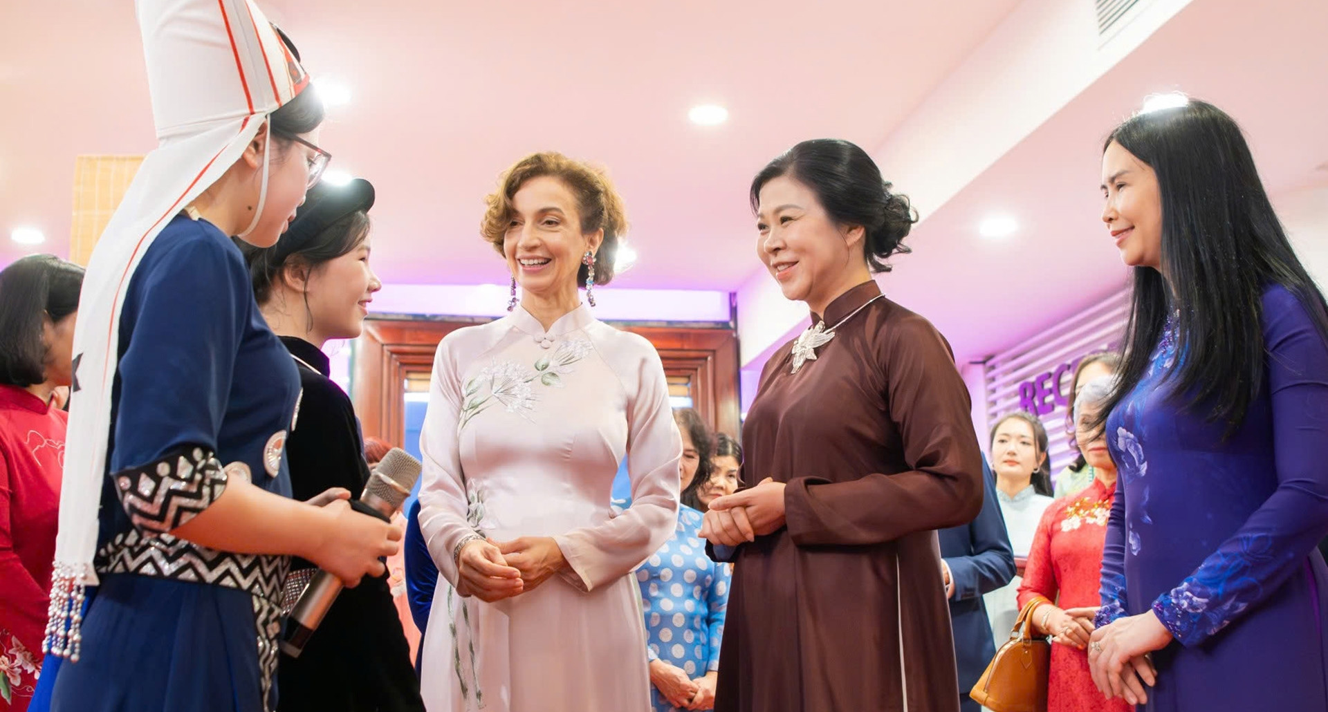 Phu nhân Ngô Phương Ly cùng Tổng Giám đốc UNESCO xem tranh, thưởng trà