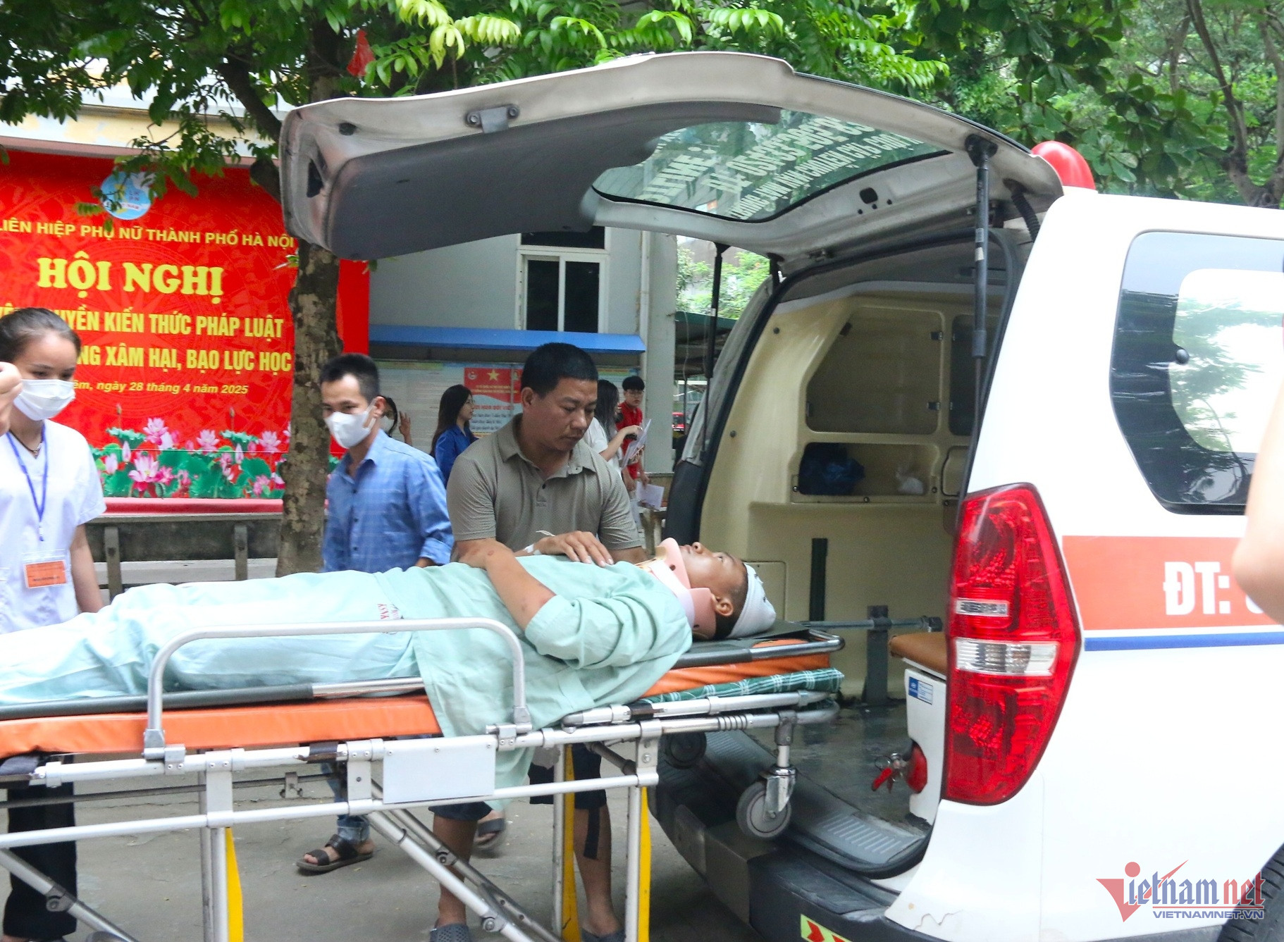 W-đi thi tốt nghiệp bằng cáng (2).JPG.jpg