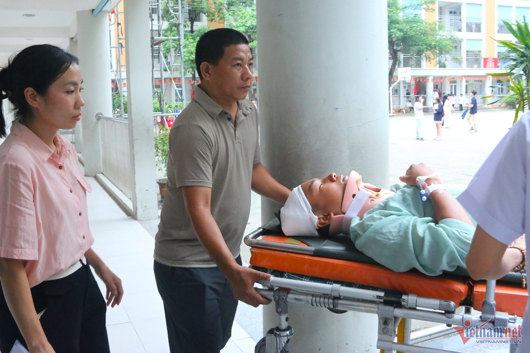 W-đi thi tốt nghiệp bằng cáng (5).JPG.jpg