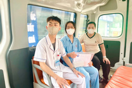 Xe cấp cứu cùng bác sĩ đón, đưa nữ sinh vừa phẫu thuật đi thi tốt nghiệp THPT