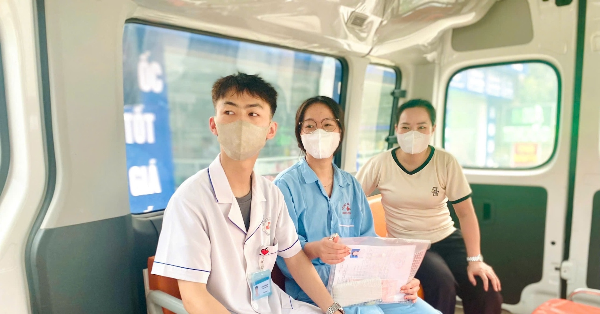 Xe cấp cứu cùng bác sĩ đón, đưa nữ sinh vừa phẫu thuật đi thi tốt nghiệp THPT