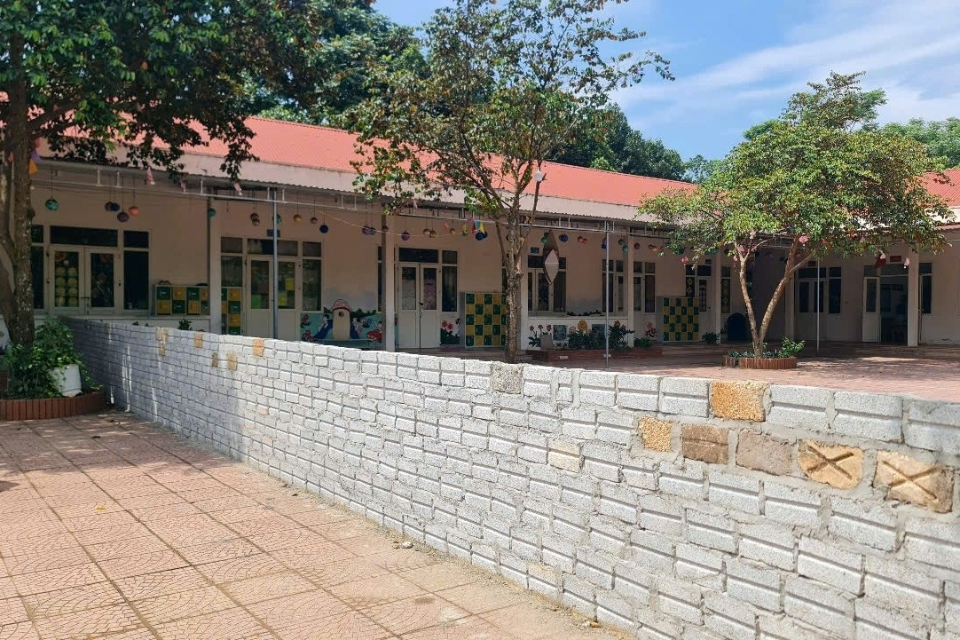 11 năm không đòi được đất, hộ dân ở Thanh Hóa xây tường rào giữa trường mầm non