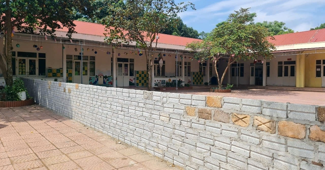 11 năm không đòi được đất, hộ dân ở Thanh Hóa xây tường rào giữa trường mầm non