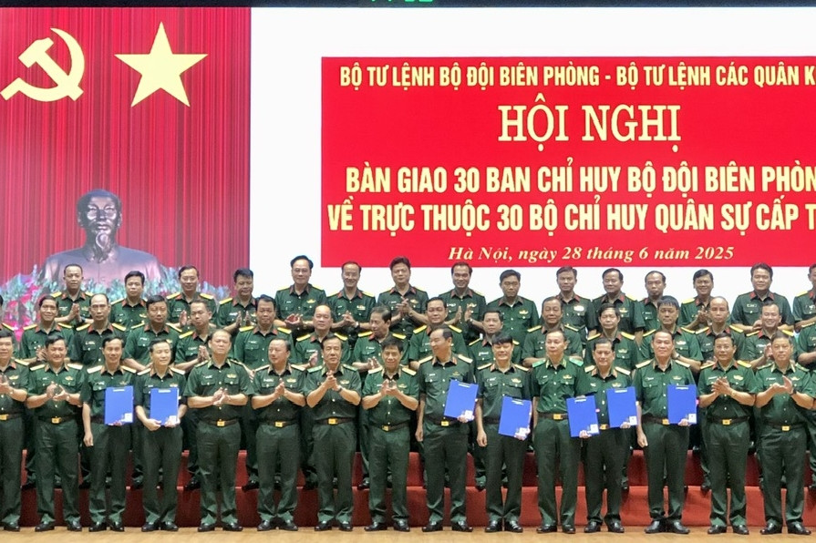 Bàn giao 30 Ban Chỉ huy Bộ đội Biên phòng về 30 Bộ Chỉ huy Quân sự cấp tỉnh
