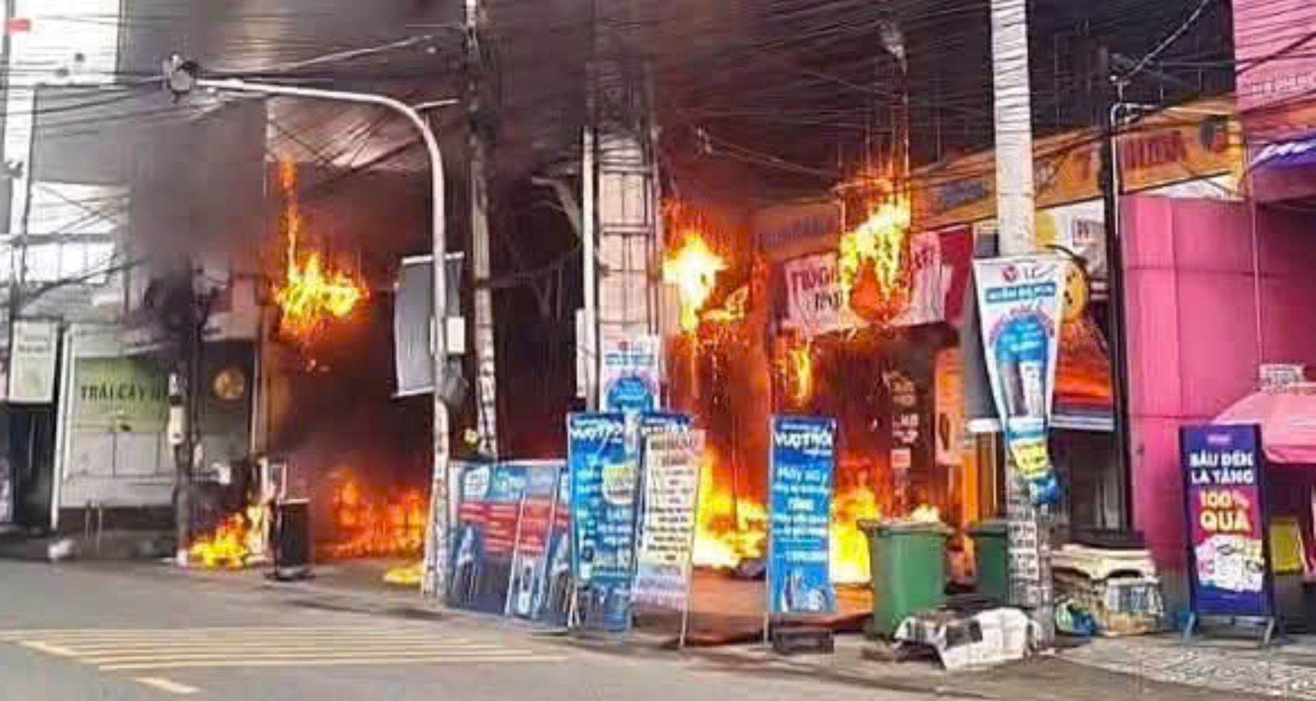 'Biển lửa' bao trùm siêu thị điện máy Xanh giữa trưa, nhân viên hoảng loạn tháo chạy