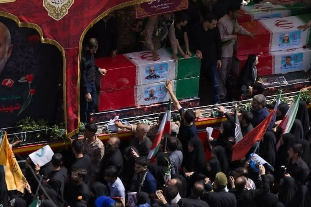 'Biển người' Iran tiễn biệt các chỉ huy, nhà khoa học hạt nhân thiệt mạng