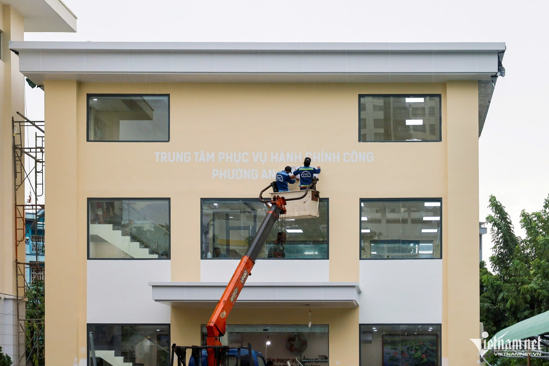 Các phường mới của TPHCM tất bật cải tạo trụ sở trước ngày vận hành