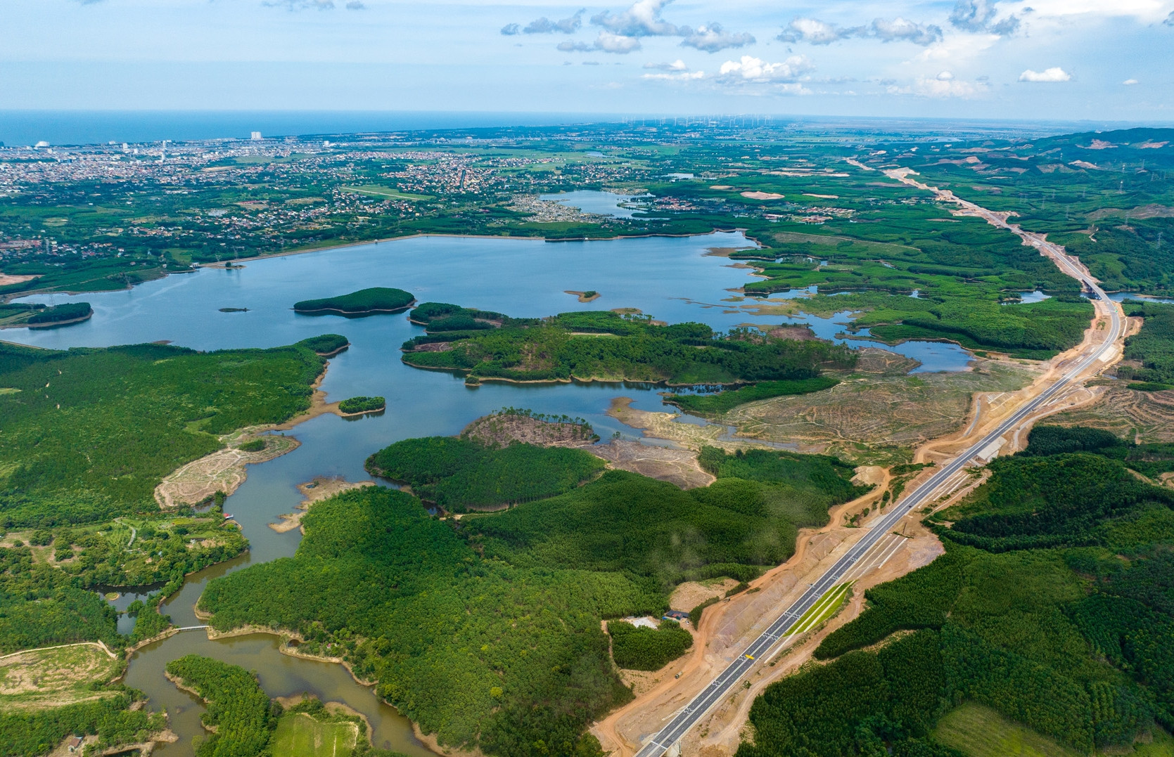 Cận cảnh cao tốc gần 10 nghìn tỷ đồng, đẹp như một bức tranh trước ngày thông xe