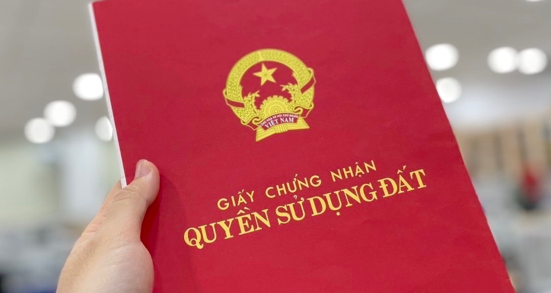 Chuyển 300m2 đất vườn phải nộp 4,5 tỷ; nước ồ ạt tràn vào hầm chung cư ở Hạ Long